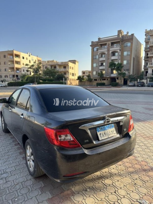 بى واى دى‬ F3 2017 رمادي يدوي مستعملة للبيع في العاشر من رمضان - 2