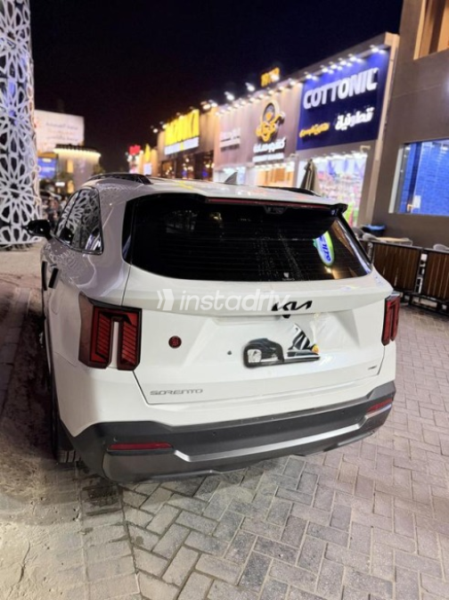 Kia Sorento 2024 White Automatic Used for Sale in Sheikh Zayed City - 8