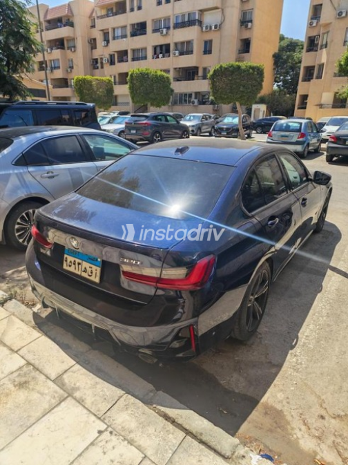 بي ام دبليو 320 2023 أزرق غامق أوتوماتيك مستعملة للبيع في القاهرة - 1