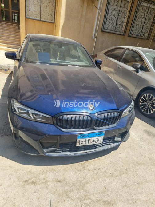 بي ام دبليو 320 2023 أزرق غامق أوتوماتيك مستعملة للبيع في القاهرة - 2