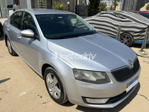 سكودا اوكتافيا A7 2014 فضي أوتوماتيك مستعملة للبيع في القاهرة - 2