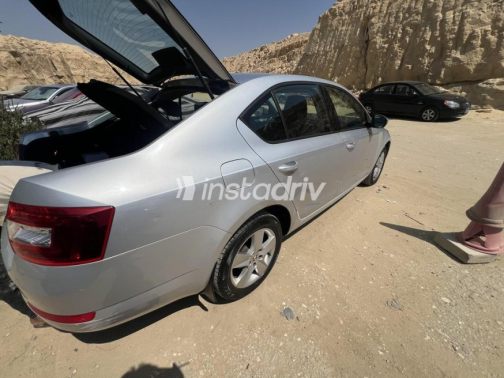 سكودا اوكتافيا A7 2014 فضي أوتوماتيك مستعملة للبيع في القاهرة - 3