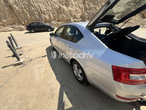 سكودا اوكتافيا A7 2014 فضي أوتوماتيك مستعملة للبيع في القاهرة - 5