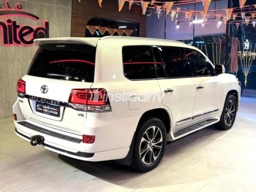 Toyota Land Cruiser 2021 White Automatic Used for Sale in Cairo - 5