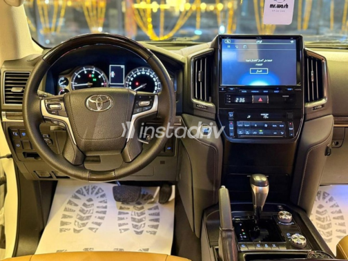 Toyota Land Cruiser 2021 White Automatic Used for Sale in Cairo - 7