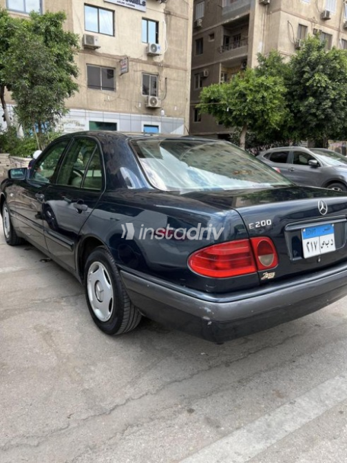 مرسيدس E 200 1998 أزرق غامق أوتوماتيك مستعملة للبيع في القاهرة - 3