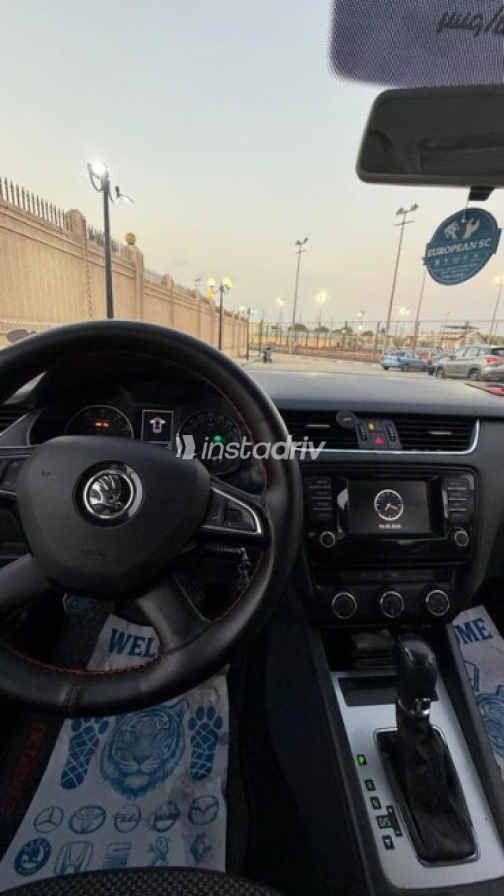 سكودا اوكتافيا 2015 أسود أوتوماتيك مستعملة للبيع في القاهرة - 4