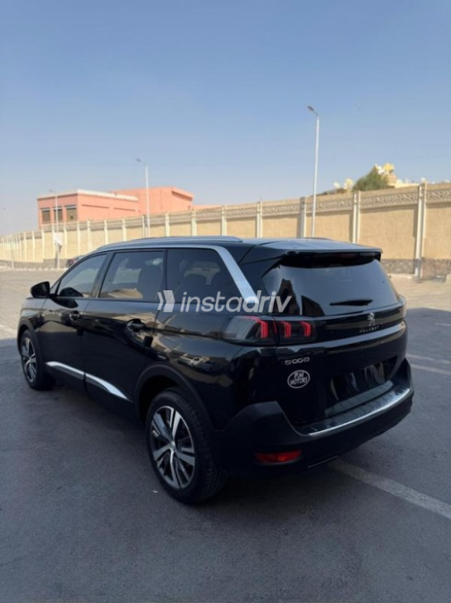 بيجو 5008 2021 أسود أوتوماتيك مستعملة للبيع في مصر الجديدة - 3
