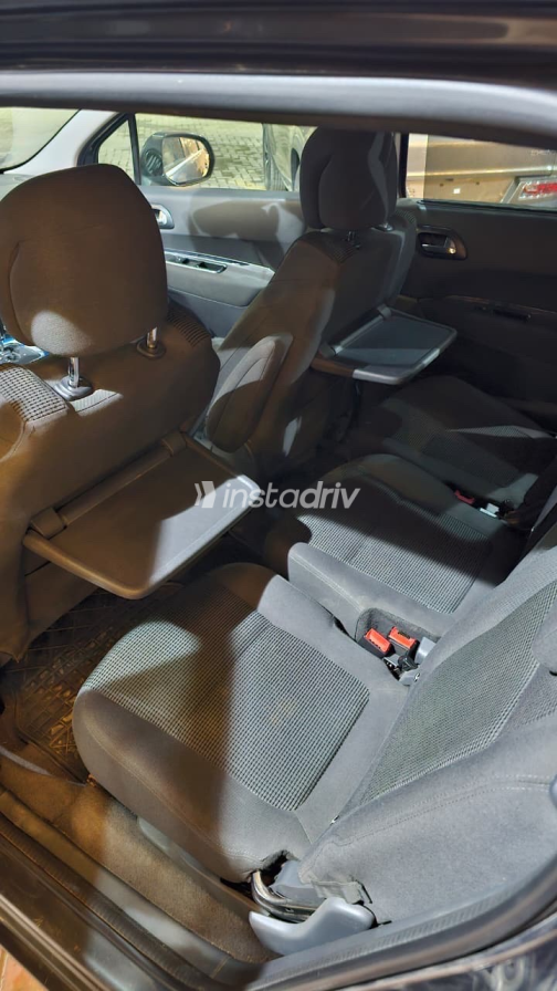 Peugeot 5008 2017 Gray Automatic Used for Sale in Greater Cairo ( Cairo + Giza) - 9