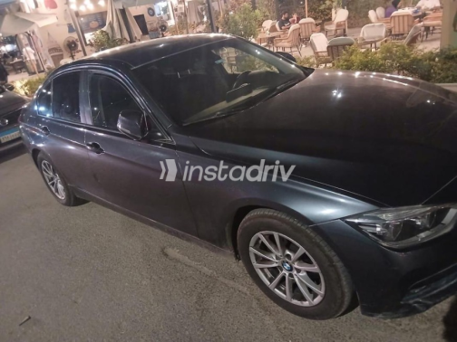 بي ام دبليو 318 2019 رمادي غامق أوتوماتيك مستعملة للبيع في القاهرة - 2