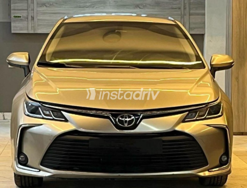 تويوتا كورولا 2020 ذهبي أوتوماتيك مستعملة للبيع في بني سويف‎ - 3