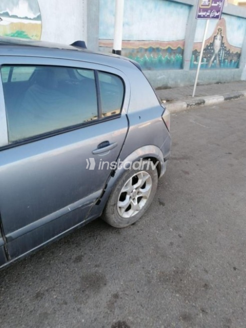 Opel Astra 2007 Silver Automatic Used for Sale in Sharqia - 2