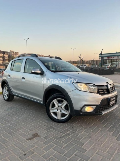 Renault Sandero Step Way 2022 Silver Automatic Used for Sale in Nasr city - 3