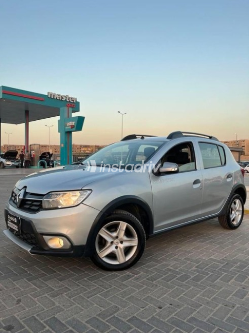 Renault Sandero Step Way 2022 Silver Automatic Used for Sale in Nasr city - 4