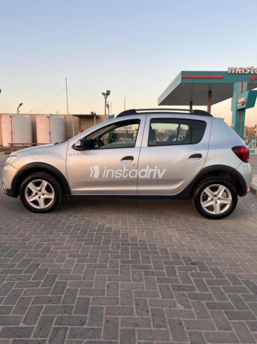 Renault Sandero Step Way 2022 Silver Automatic Used for Sale in Nasr city - 5