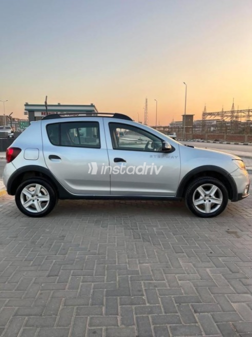 Renault Sandero Step Way 2022 Silver Automatic Used for Sale in Nasr city - 6