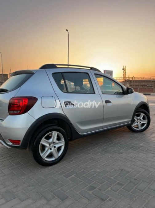 Renault Sandero Step Way 2022 Silver Automatic Used for Sale in Nasr city - 7