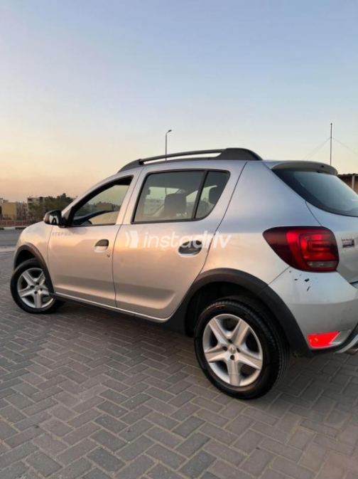 Renault Sandero Step Way 2022 Silver Automatic Used for Sale in Nasr city - 8