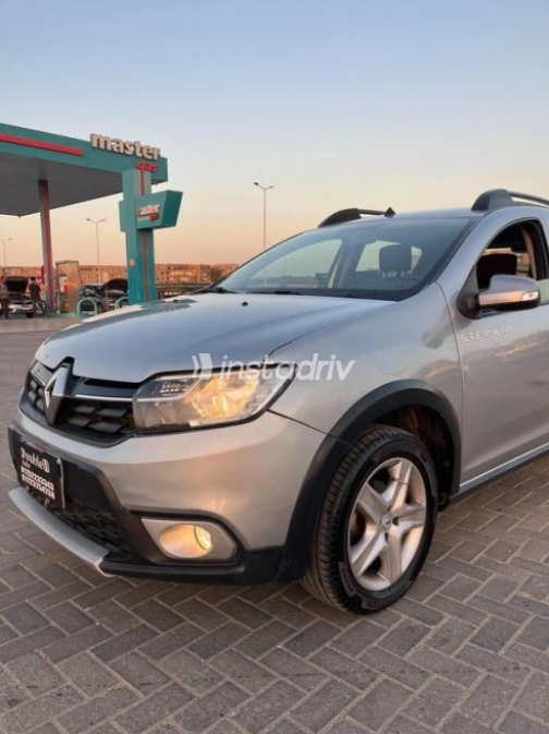 Renault Sandero Step Way 2022 Silver Automatic Used for Sale in Nasr city - 9
