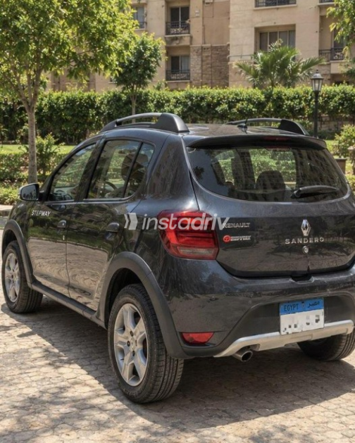 رينو سانديرو  ( ستيب  واى ) 2022 رمادي غامق أوتوماتيك مستعملة للبيع في مدينة الشيخ زايد - 3
