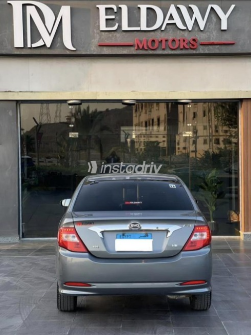 بى واى دى‬ F3 2025 رمادي يدوي مستعملة للبيع في القطامية - 5