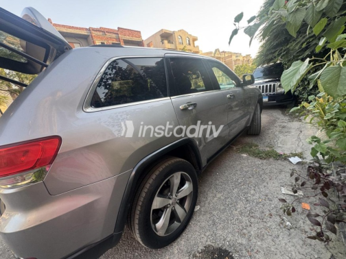 Jeep Grand Cherokee 2015 Silver Automatic Used for Sale in Cairo - 3