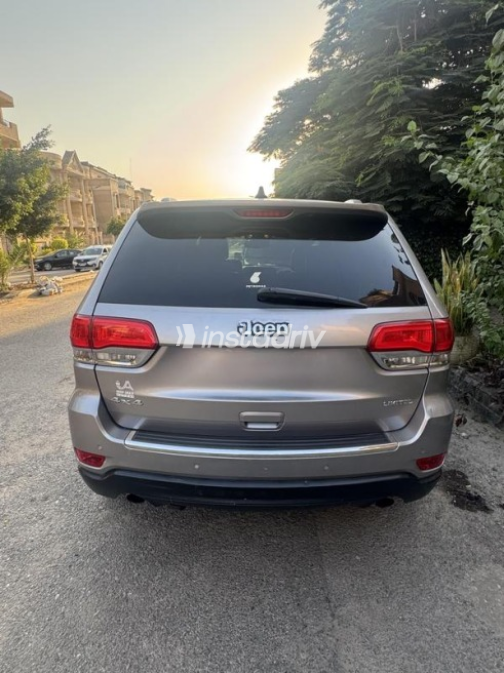 Jeep Grand Cherokee 2015 Silver Automatic Used for Sale in Cairo - 4