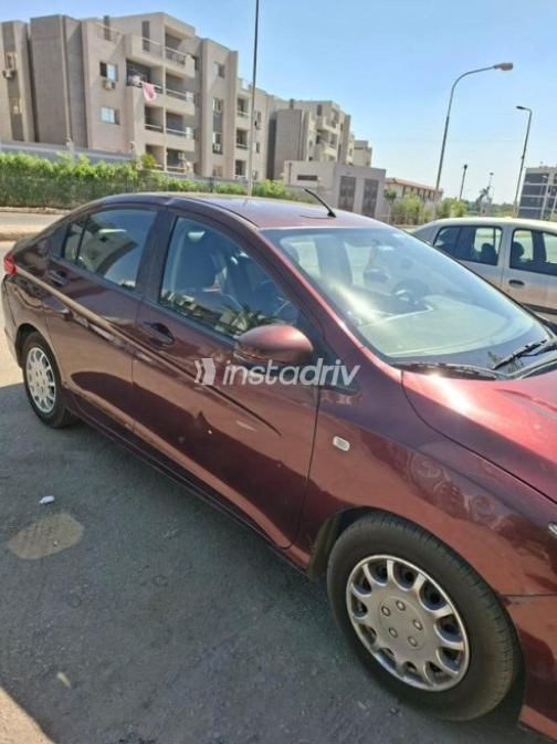 هوندا سيتى 2016 أحمر غامق أوتوماتيك مستعملة للبيع في العبور - 3