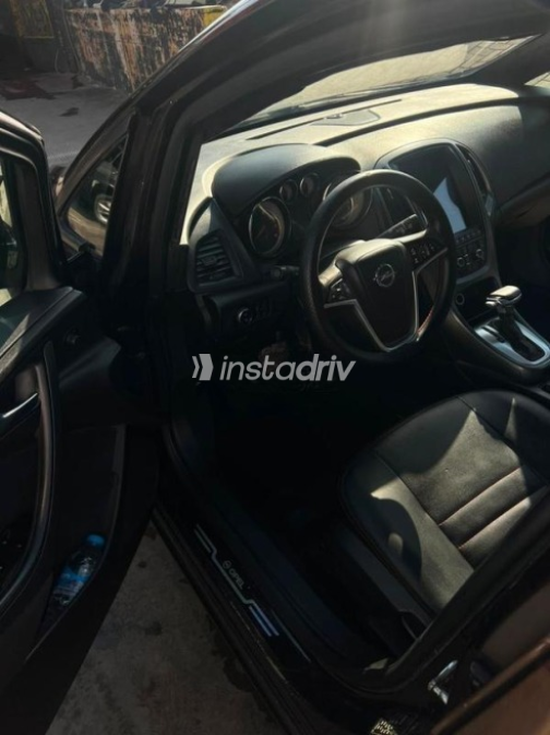 Opel Astra 2016 Eggplant Automatic Used for Sale in Sheikh Zayed City - 3
