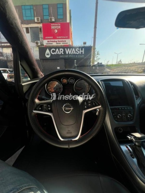 Opel Astra 2016 Eggplant Automatic Used for Sale in Sheikh Zayed City - 6