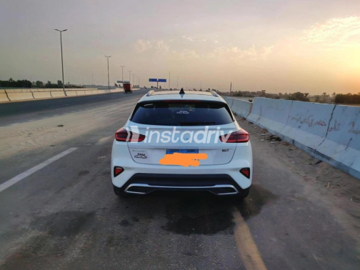 كيا اكسيد 2024 أبيض أوتوماتيك مستعملة للبيع في سوهاج - 3