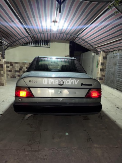 مرسيدس E 200 1988 أبيض يدوي مستعملة للبيع في مدينة السادات - 4