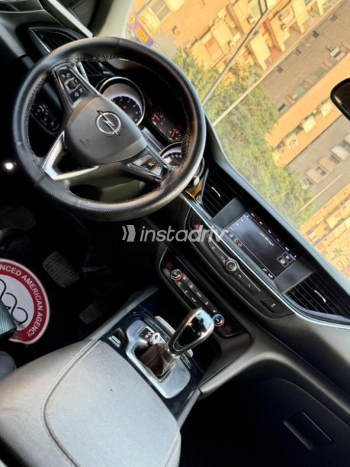 Opel Insignia 2019 Black Automatic Used for Sale in Nasr city - 4