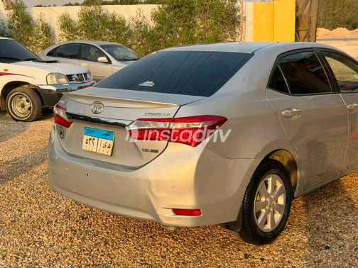 Toyota Corolla 2015 Silver Automatic Used for Sale in Greater Cairo ( Cairo + Giza) - 5