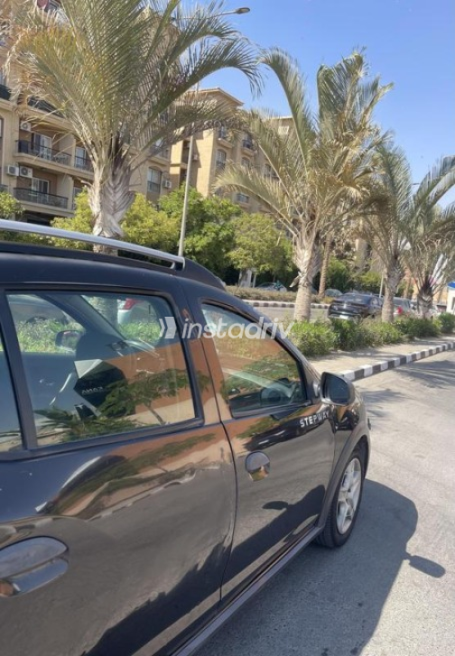 Renault Sandero Step Way 2016 Black Automatic Used for Sale in Cairo - 2
