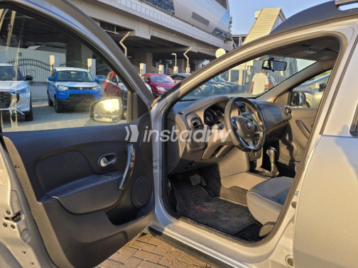 رينو سانديرو  ( ستيب  واى ) 2023 فضي أوتوماتيك مستعملة للبيع في القاهرة - 3