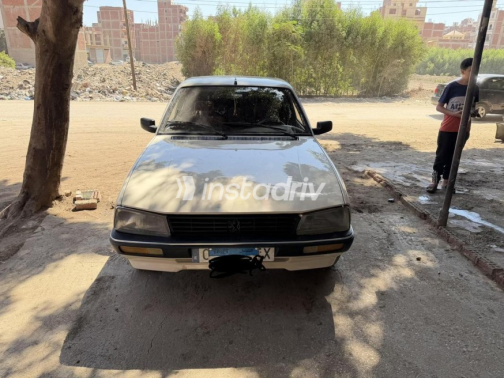 بيجو 505 1986 أبيض يدوي مستعملة للبيع في الشرقية - 1