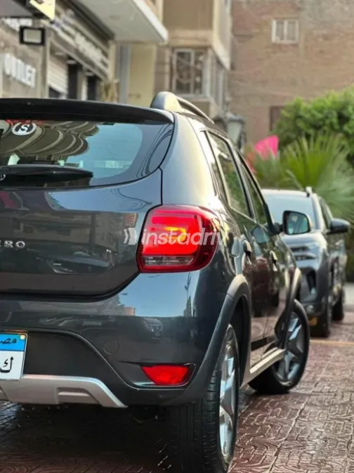 رينو سانديرو  ( ستيب  واى ) 2023 رمادي أوتوماتيك مستعملة للبيع في الفيوم - 4