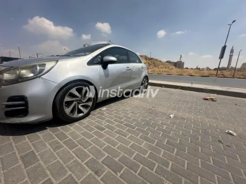 كيا ريو 2015 فضي أوتوماتيك مستعملة للبيع في المعادى - 3