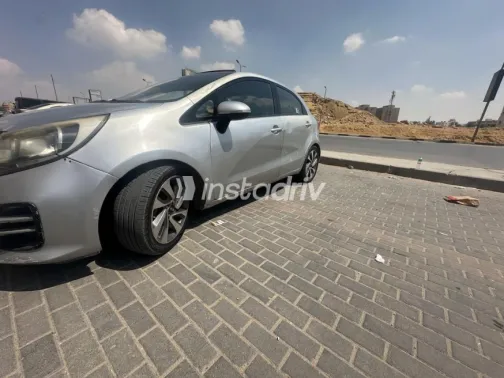 كيا ريو 2015 فضي أوتوماتيك مستعملة للبيع في المعادى - 6