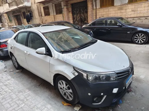 تويوتا كورولا 2015 أبيض CVT مستعملة للبيع في الإسكندرية - 1