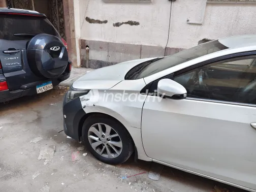 تويوتا كورولا 2015 أبيض CVT مستعملة للبيع في الإسكندرية - 2