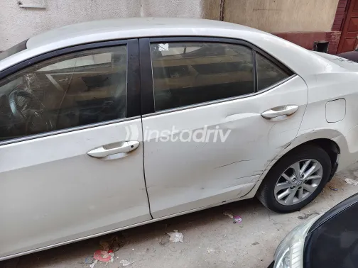 تويوتا كورولا 2015 أبيض CVT مستعملة للبيع في الإسكندرية - 3