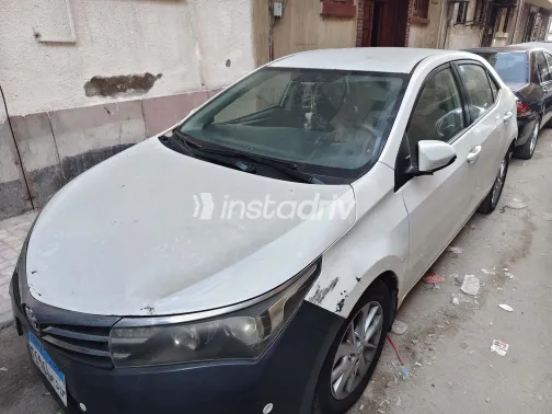 تويوتا كورولا 2015 أبيض CVT مستعملة للبيع في الإسكندرية - 4