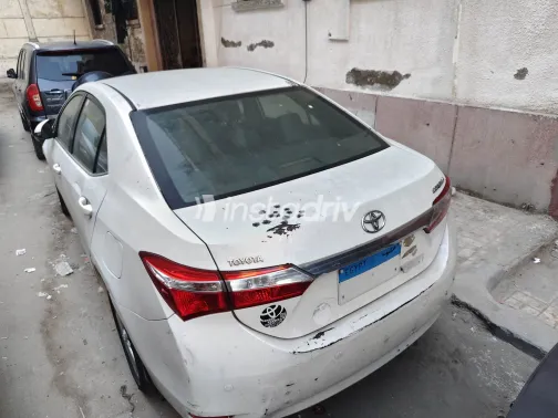 تويوتا كورولا 2015 أبيض CVT مستعملة للبيع في الإسكندرية - 5