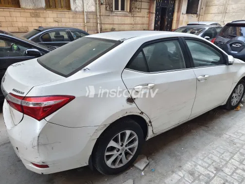 تويوتا كورولا 2015 أبيض CVT مستعملة للبيع في الإسكندرية - 6