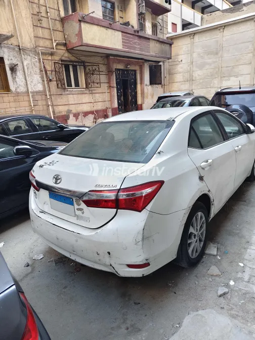 تويوتا كورولا 2015 أبيض CVT مستعملة للبيع في الإسكندرية - 7