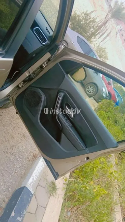 رينو داستر 2019 ذهبي أوتوماتيك مستعملة للبيع في العبور - 3