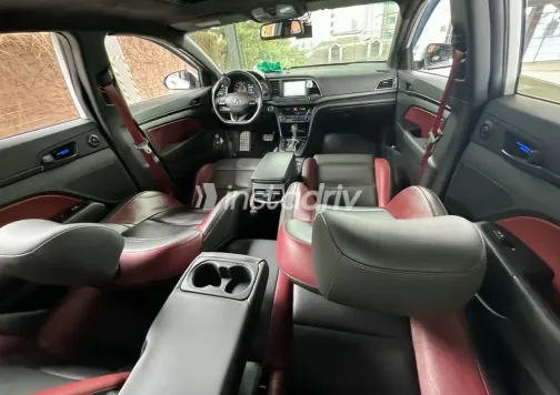 Hyundai Elantra AD 2017 White Automatic Used for Sale in Greater Cairo ( Cairo + Giza) - 5