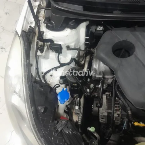 Hyundai Avante 2011 White Automatic Used for Sale in Cairo - 7